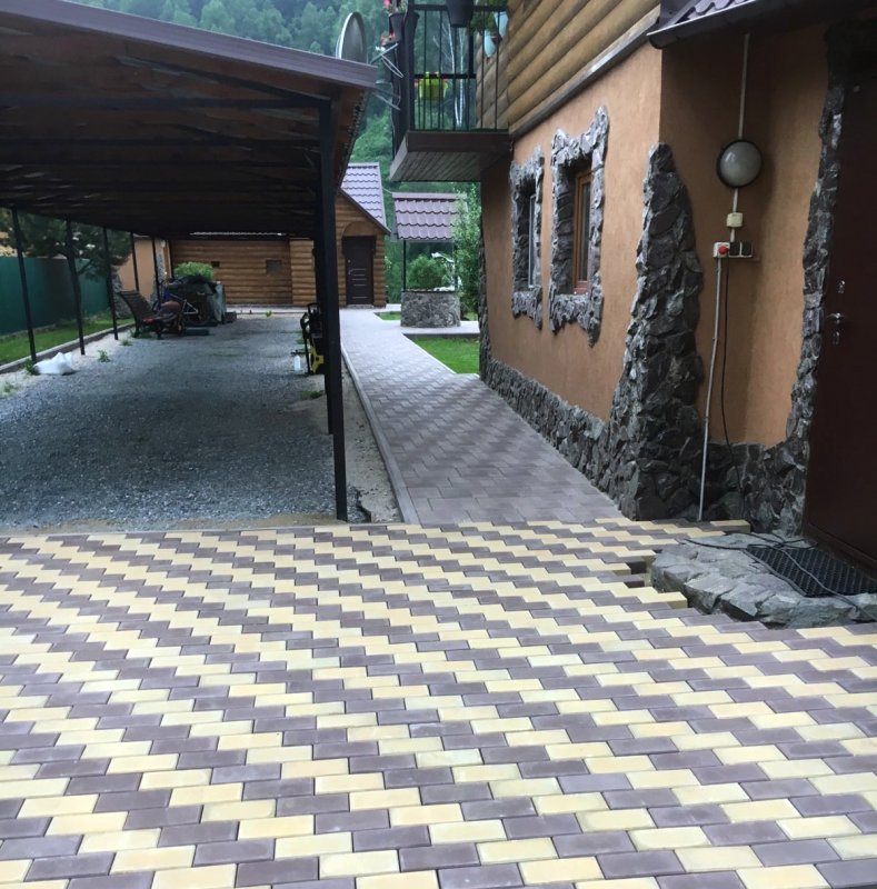 Брусчатка во дворе частного