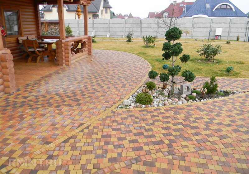 Двор из тротуарной плитки