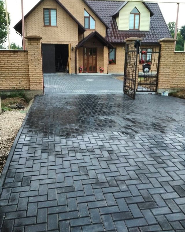 Серая тротуарная плитка во дворе частного дома