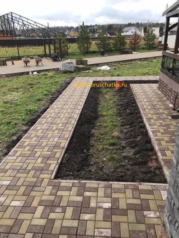 Тротуарная плитка во дворе частного