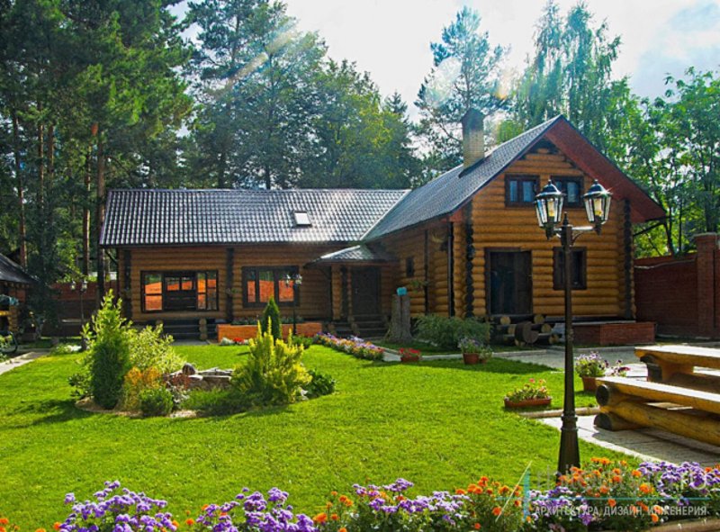 Красивая баня на участке