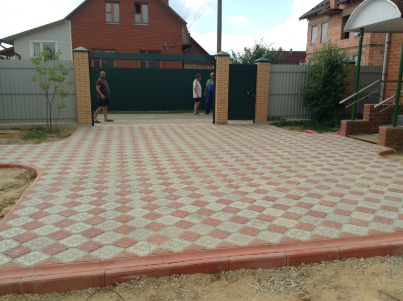 Красивая кирпичная дорожка