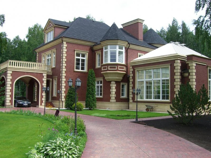 Особняк из красного кирпича