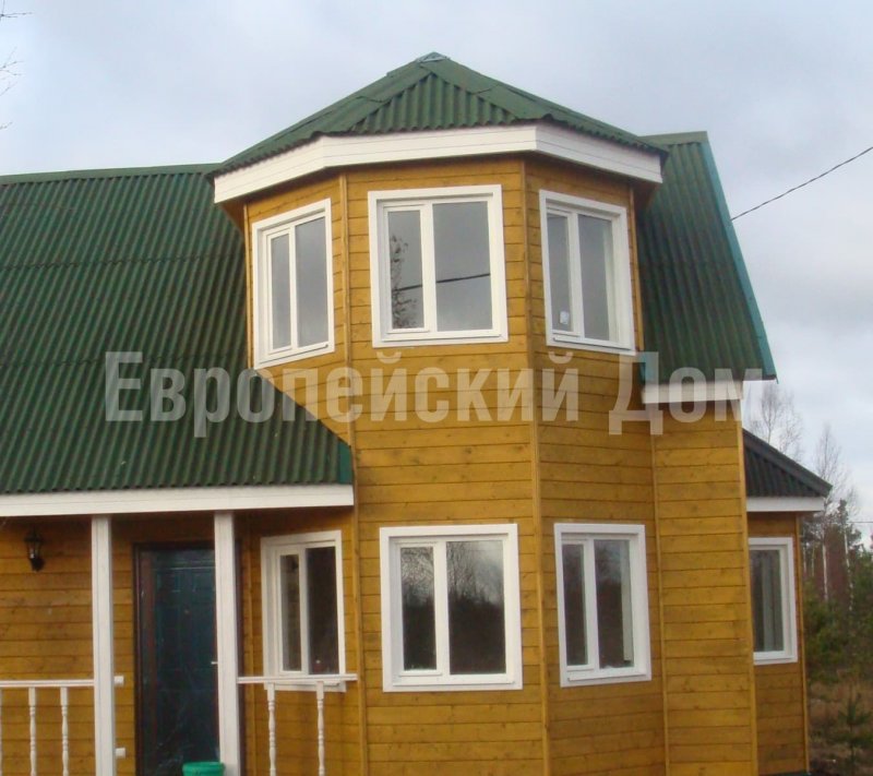 Пристройка эркера к деревянному дому с ломаной крышей