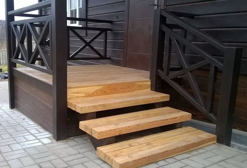 Деревянные перила для крыльца