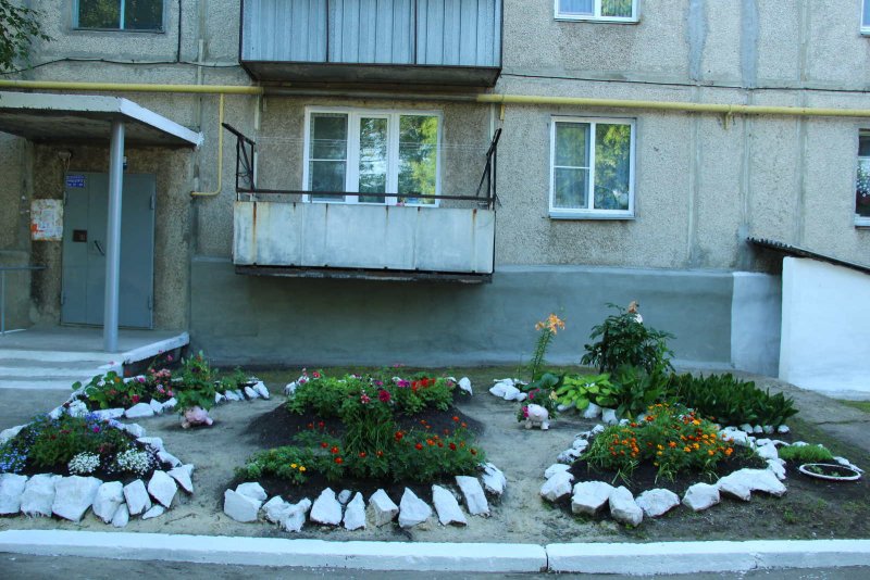 Оформление клумбы перед забором загородного дома