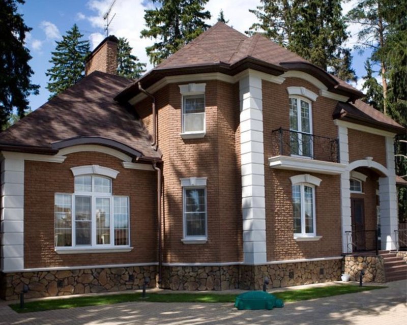 Красивый дом из красного кирпича