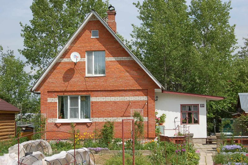 Дачный домик из кирпича в деревне