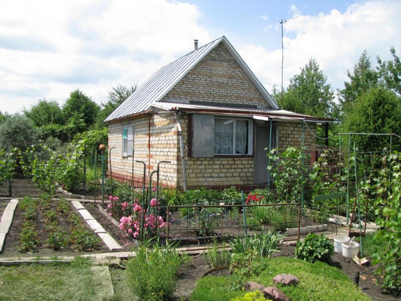 Кирпичный домик дача с участком
