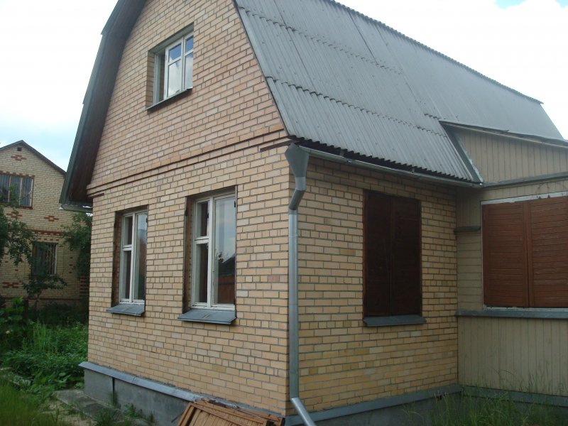 Кирпичный дом на даче