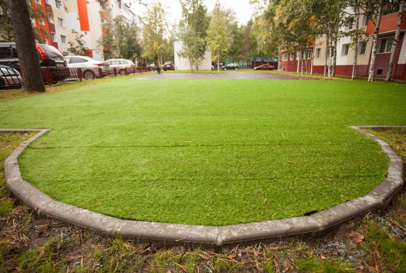 Газон у многоквартирного дома