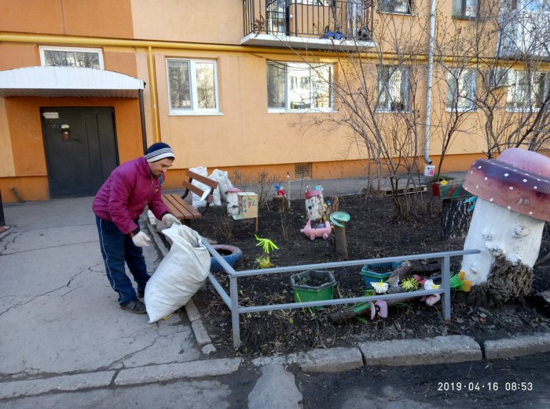 Люди во дворе многоквартирного дома