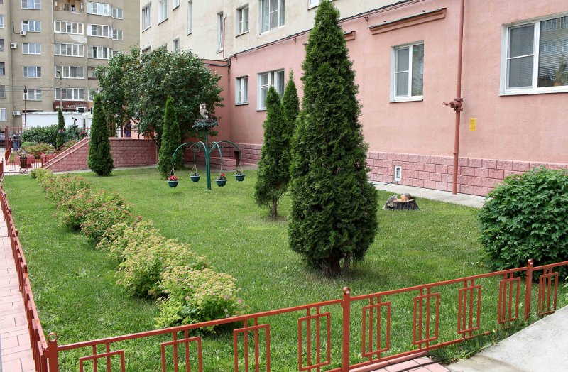 Газон двор многоквартирного