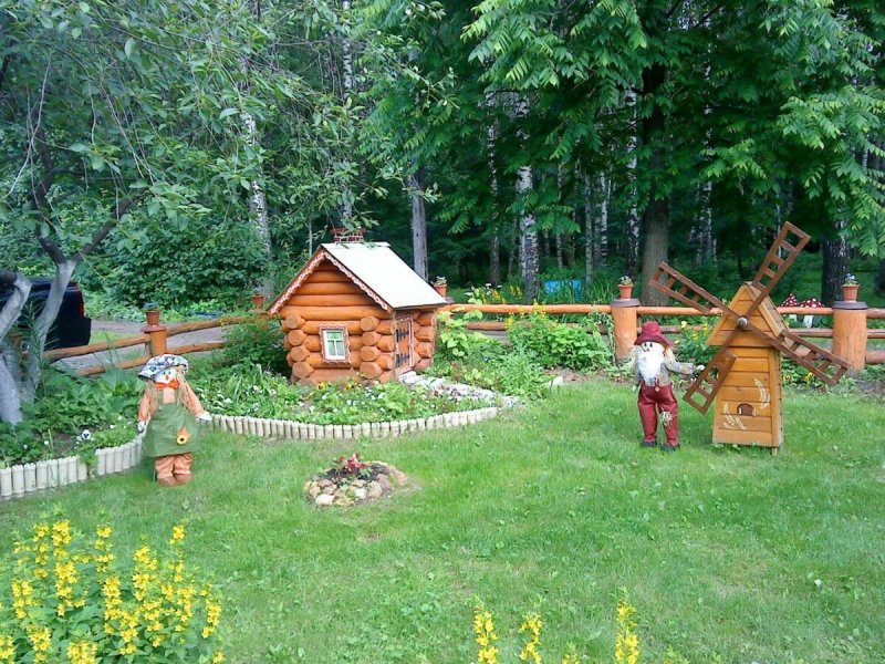 Поляна сказок на участке детского сада