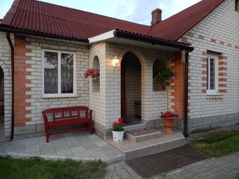 Крыльцо в частном доме из кирпича