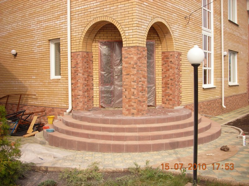 Крыльцо с аркой из кирпича