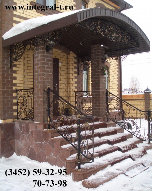 Крыльцо кирпичного дома