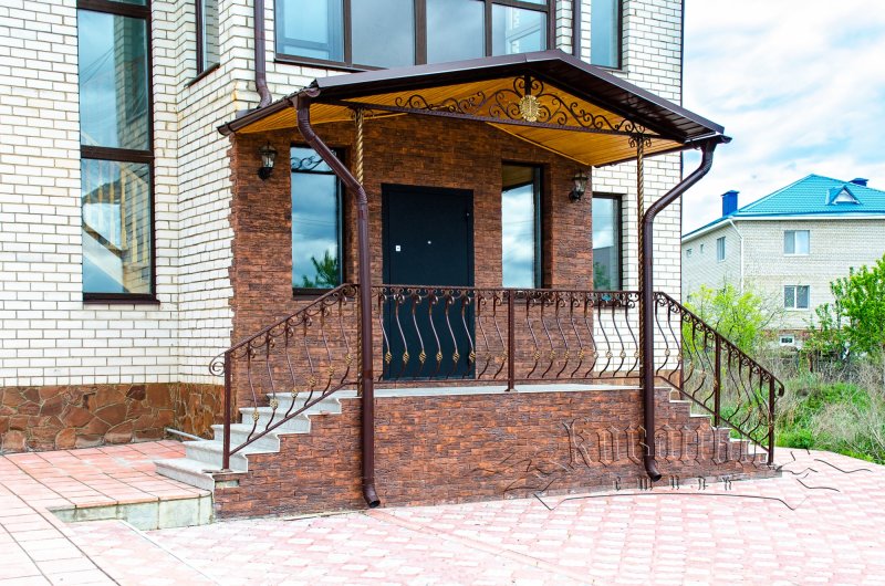 Клумба из кирпичей на лестнице