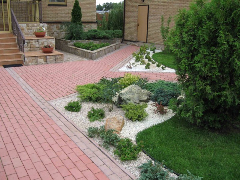 Клумбы в плитке тротуарной
