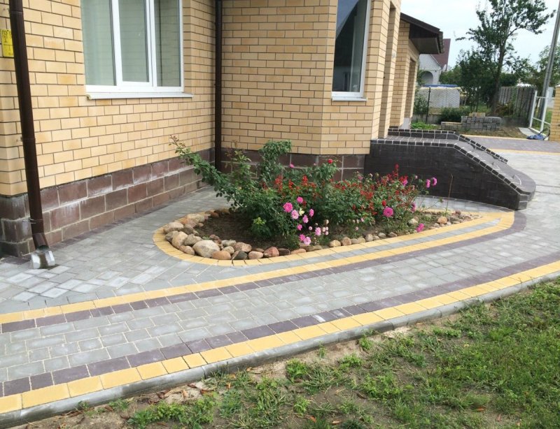 Тротуарная плитка с клумбами во дворе