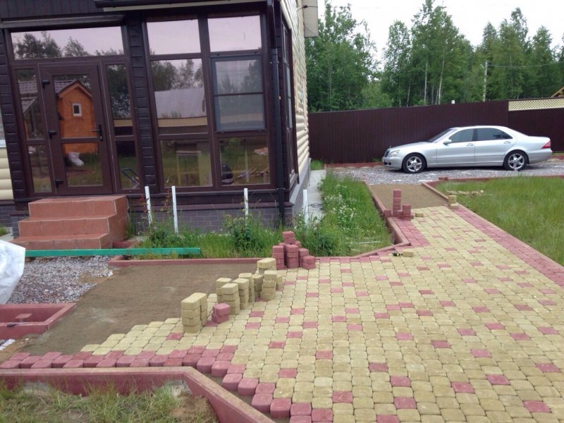 Тротуарная плитка перед домом с клумбами