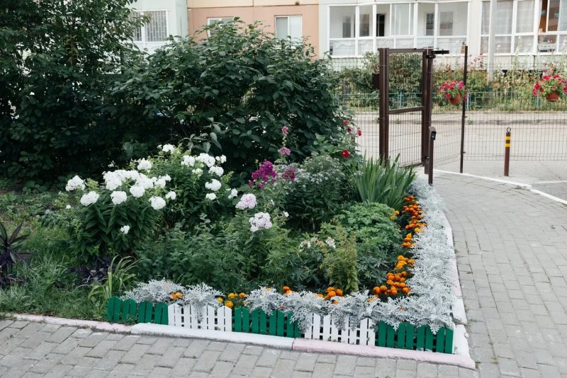 Бетонные цветочные клумбы у подъезда
