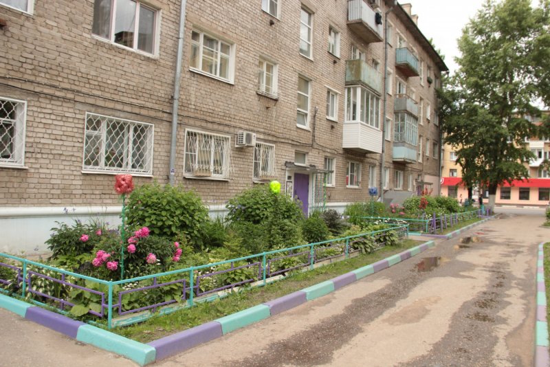 Цветник у подъезда