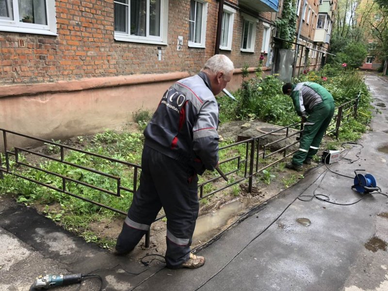 Цветники и клумбы у подъездов