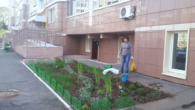 Дизайн клумбы у последнего подъезда