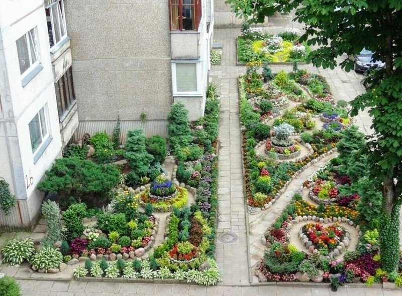 Сад у многоквартирного дома