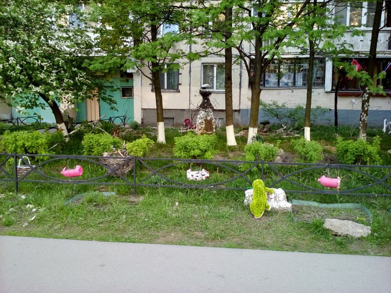 Палисадники с игрушками