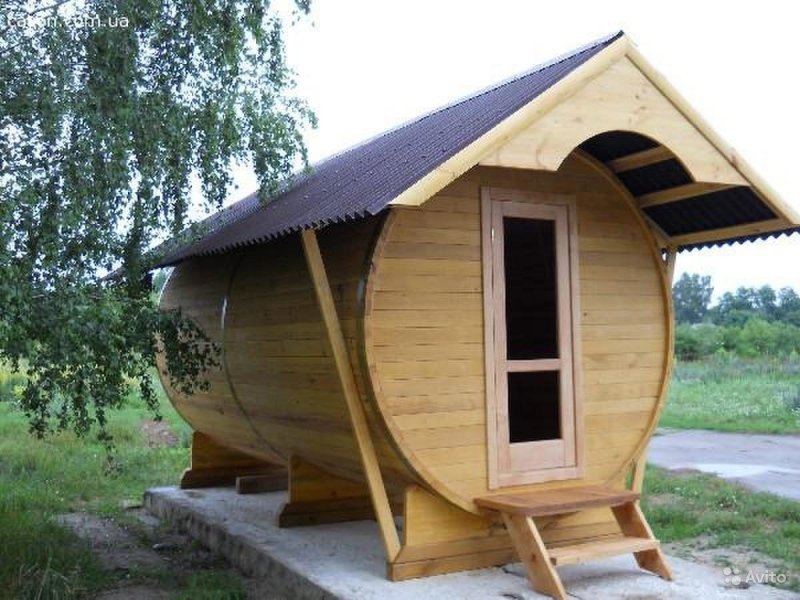 Баня бочка под двускатной крышей