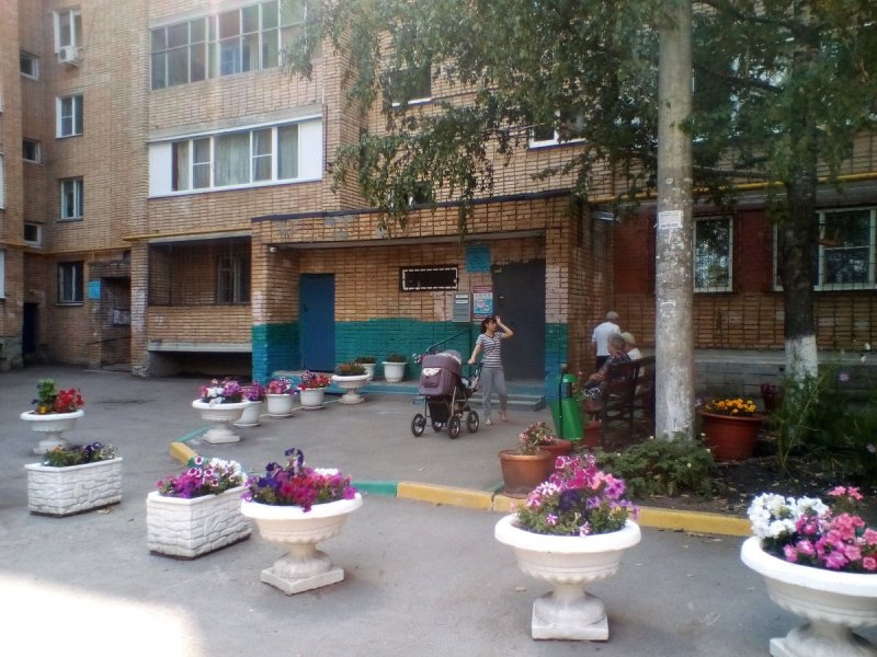 Клумбы во дворе многоэтажки
