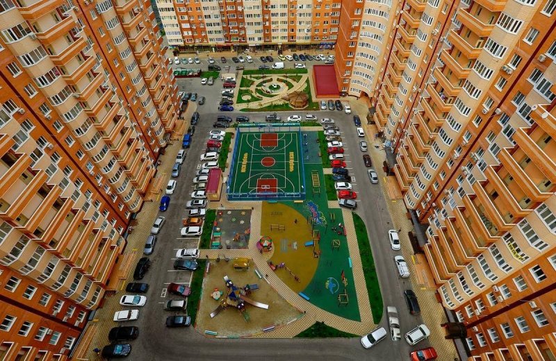 Двор с многоэтажками