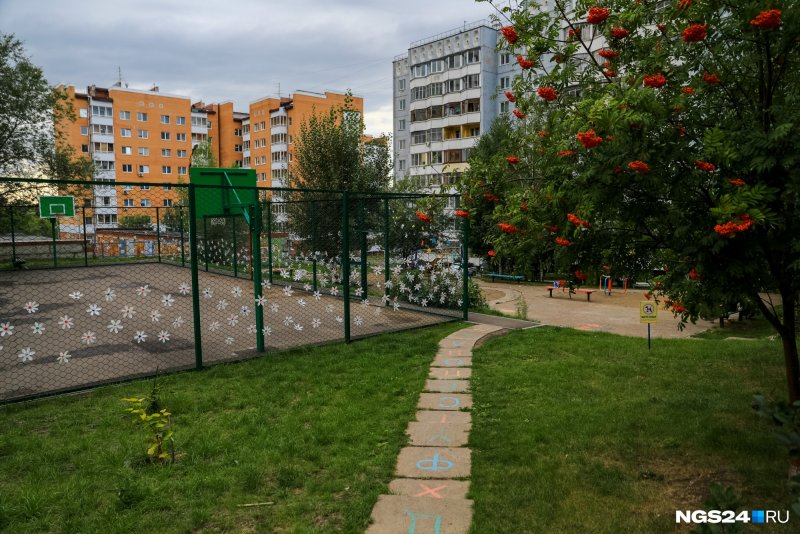 Клумба у подъезда