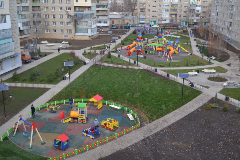 Красивый двор многоквартирного дома