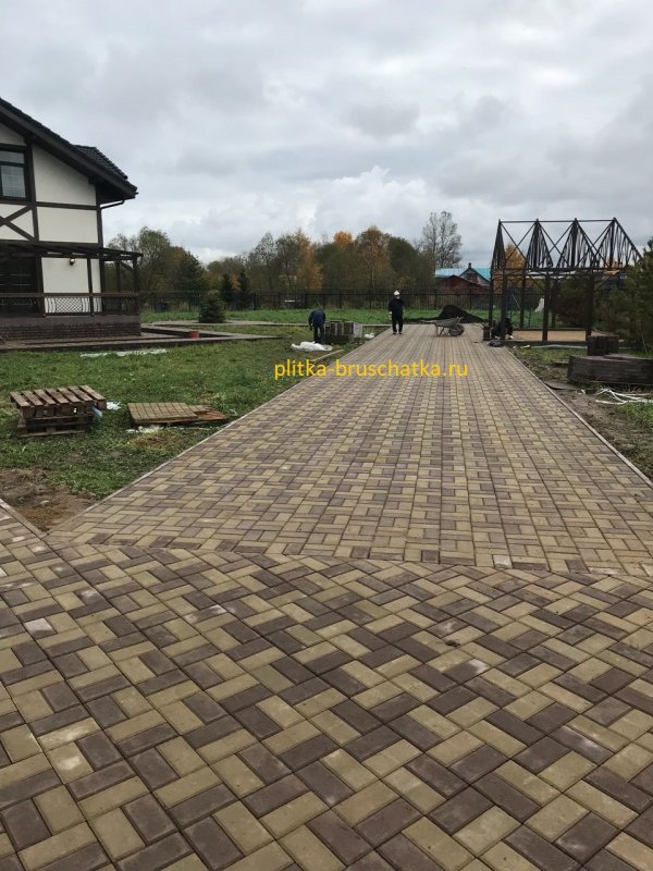 Плитка во дворе частного дома