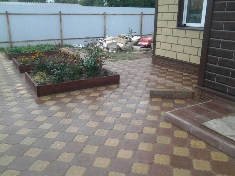 Двор уложенный тротуарной плиткой