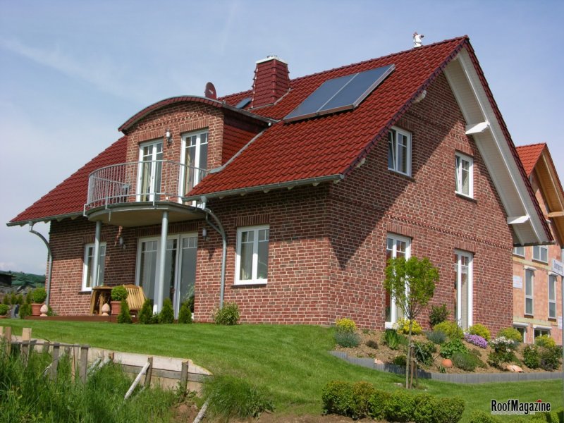 Красный дом с красной крышей