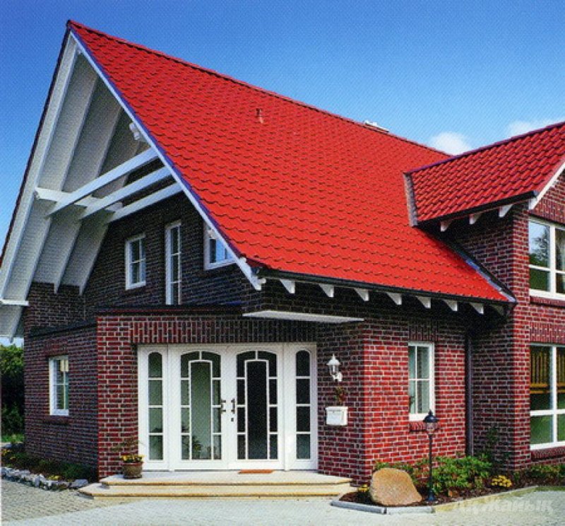 Красный дом с красной крышей