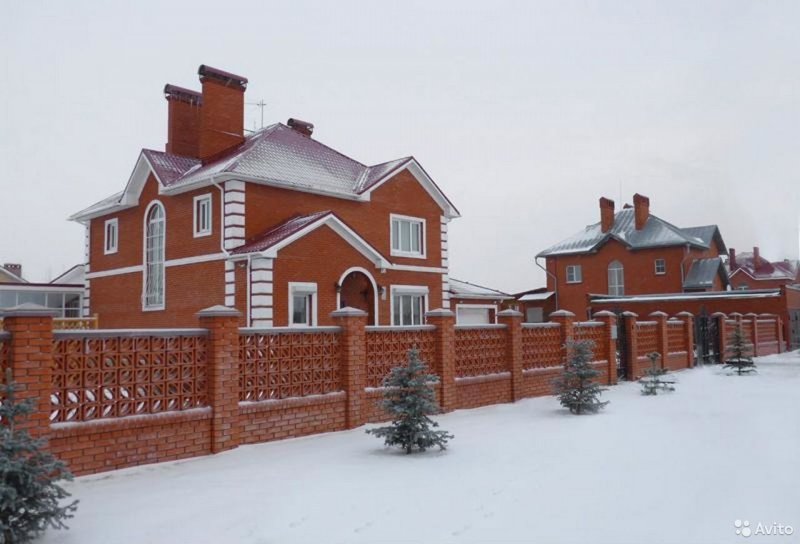 Дом облицованный красным кирпичом
