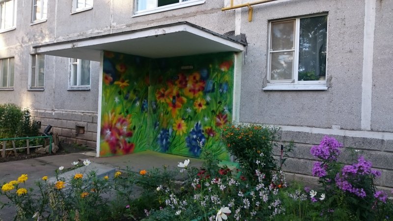 Красивые газоны у подъезда
