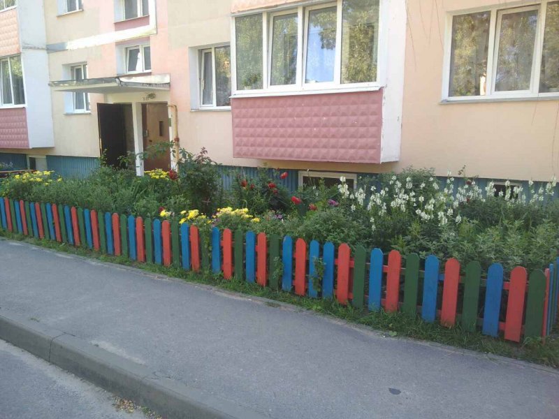 Оформление дворовых клумб у подъезда корабль