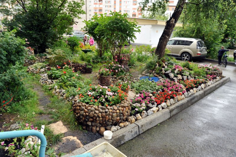 Клумбы в городских дворах