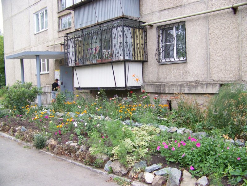 Клумба под балконом