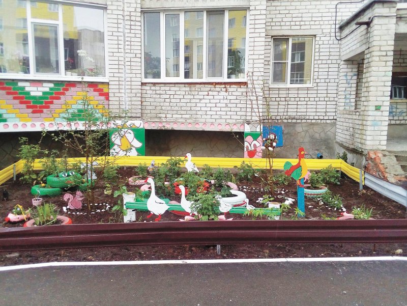 Клумба на придомовой территории