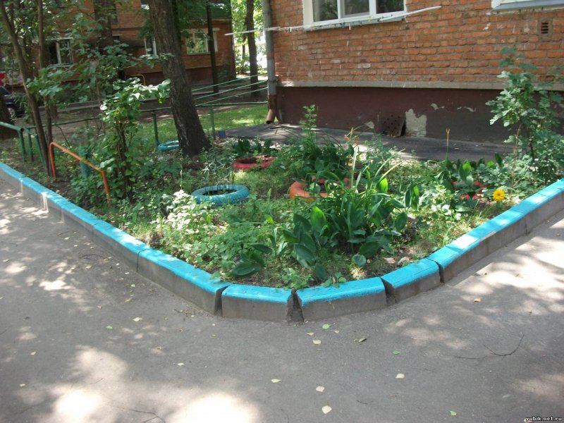 Украсить клумбу у подъезда