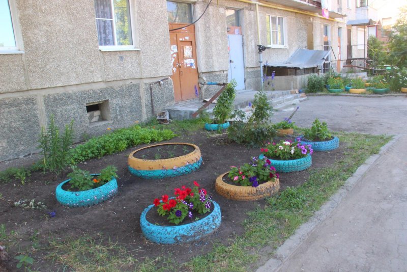 Клумбы во дворе многоквартирного дома