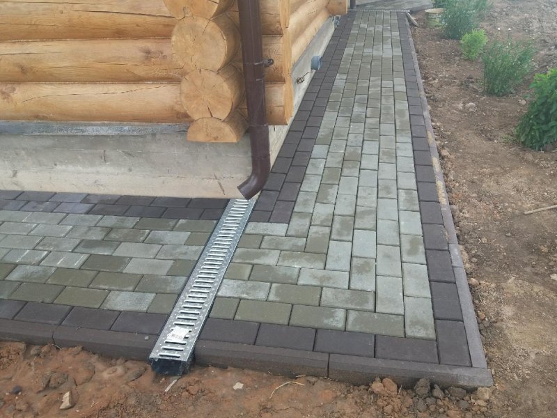 Отмостка тротуарной плиткой