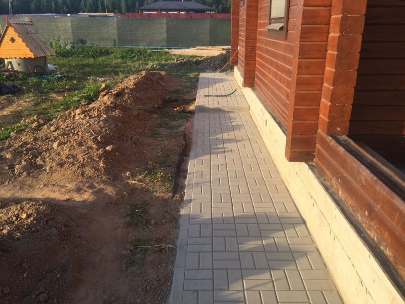 Отмостка вокруг дома своими руками из тротуарной плитки